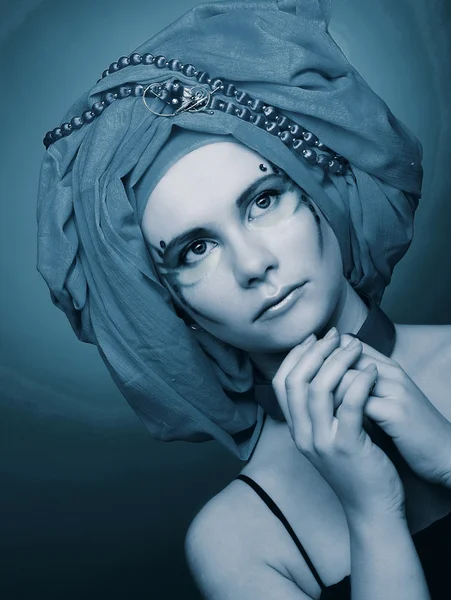 Jeune femme en turban bleu — Photo