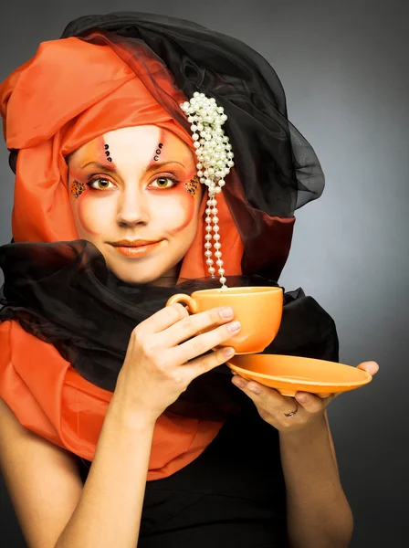 Mujer joven en turbante negro y naranja —  Fotos de Stock