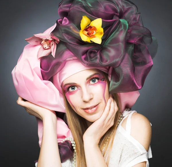 Jeune femme avec des orchidées — Photo