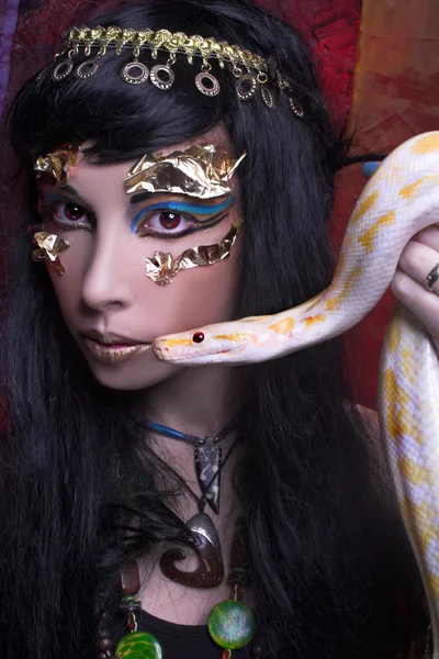 Kobieta z węża. — Zdjęcie stockowe
