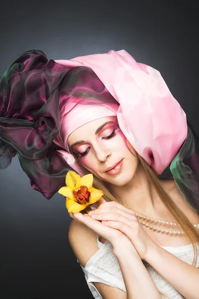 Jeune femme avec des orchidées — Photo