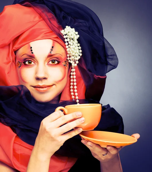 Giovane donna in turbante nero e arancione — Foto Stock