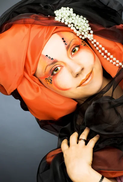 Jeune femme en turban noir et orange — Photo