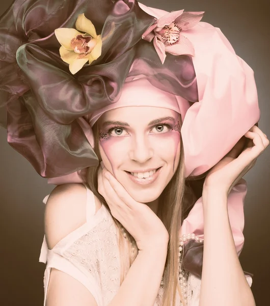 Jonge dame met orchideeën — Stockfoto