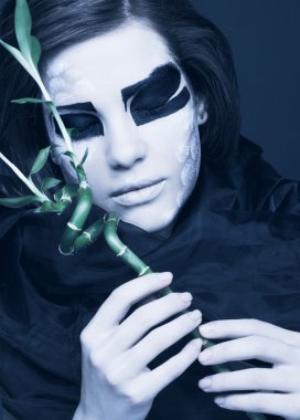 bambu ile genç kadın