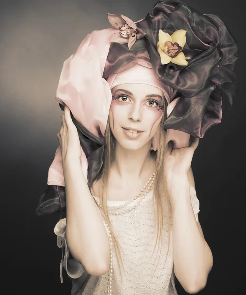 Tânăra doamnă cu orhidee — Fotografie, imagine de stoc