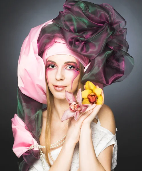 Genç bir bayanla orkide — Stok fotoğraf