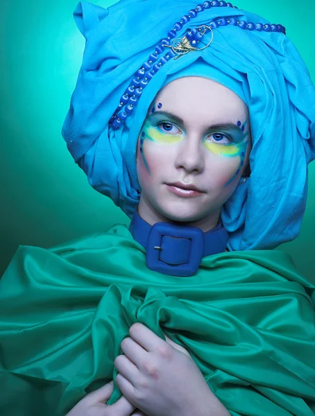 Jovem mulher em turbante azul — Fotografia de Stock