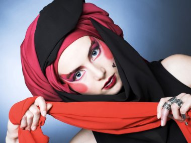genç kadın ile yaratıcı makyaj