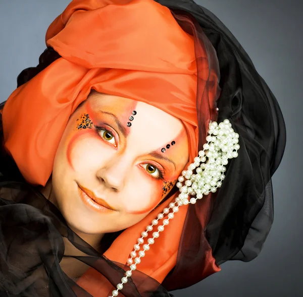 黑色和橙色头巾的年轻女人 — 图库照片
