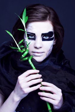 bambu ile genç kadın