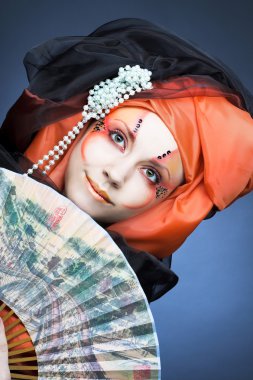 fan ile genç bayan