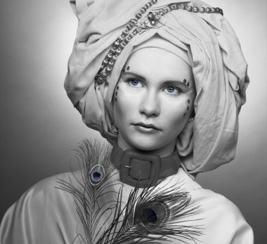 Tavus kuşu tüyü olan kadın