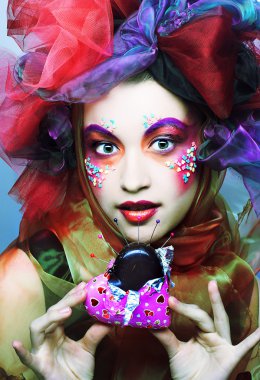 çikolata ile genç kadın