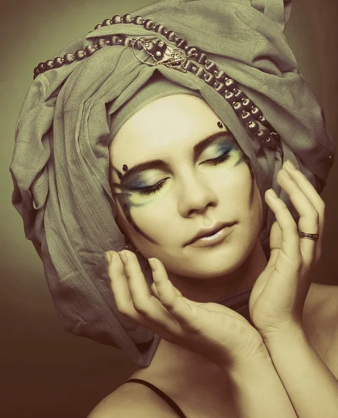 Ung kvinna i blå turban — Stockfoto