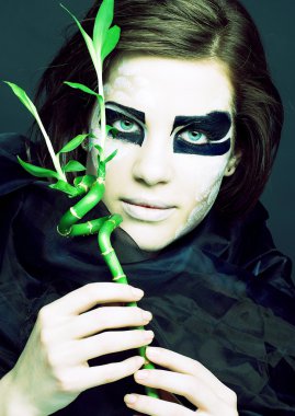 bambu ile genç kadın