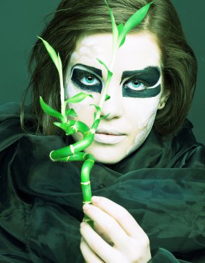 bambu ile genç kadın