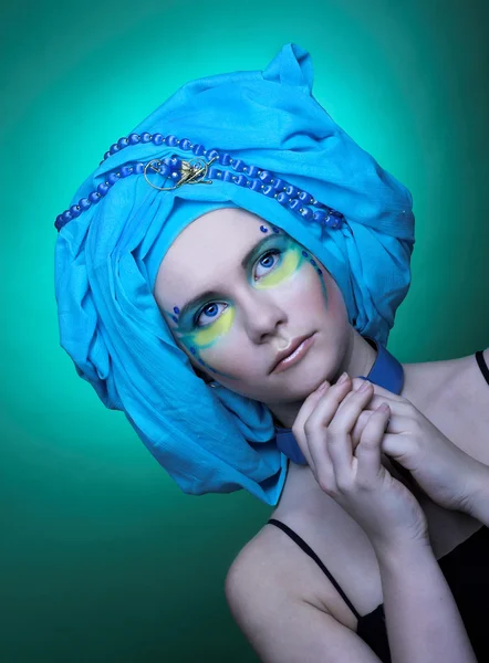 Jovem mulher em turbante azul — Fotografia de Stock