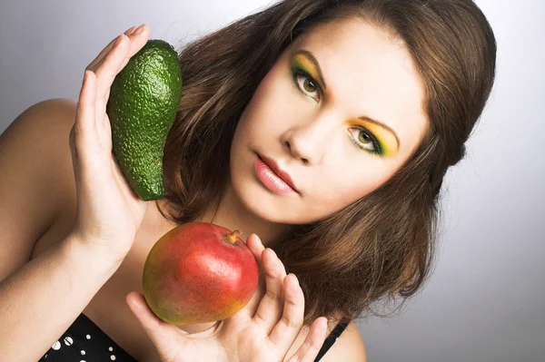 Frau mit Früchten — Stockfoto