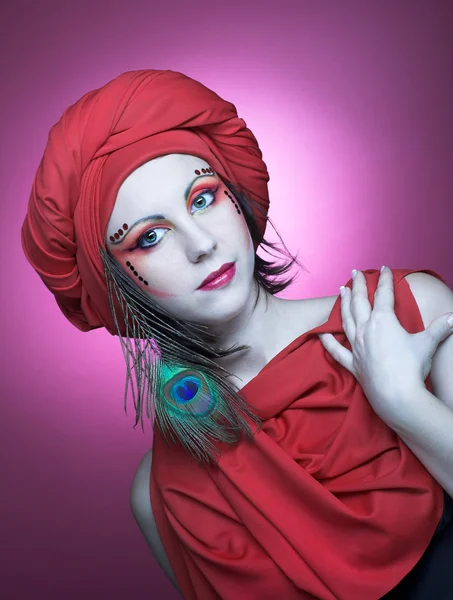 Frau im roten Turban — Stockfoto