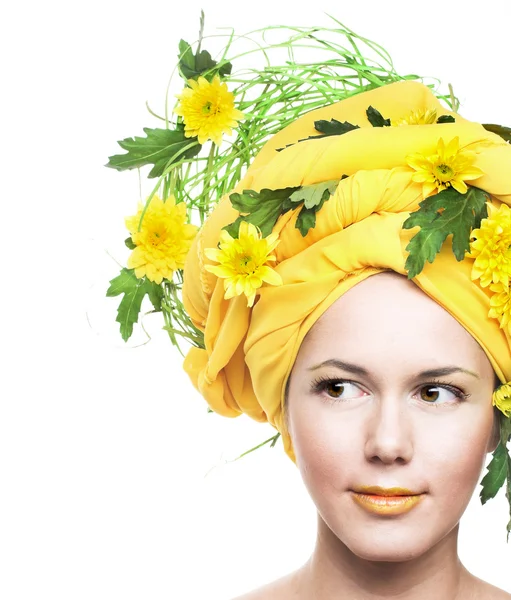 Flicka och gula blommor — Stockfoto