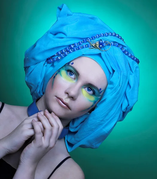 Mujer joven en turbante azul — Foto de Stock