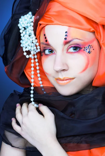 Młoda kobieta w turbanie czarny i pomarańczowy — Zdjęcie stockowe