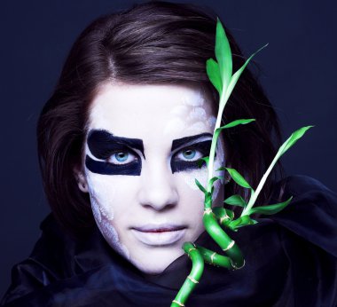 bambu ile genç kadın