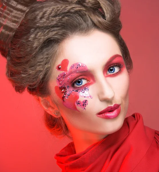 Mladá žena s kreativní make-up — Stock fotografie