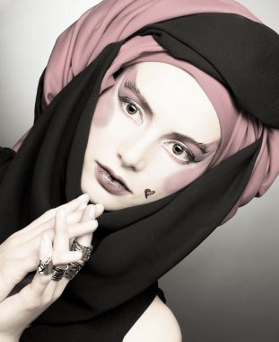 genç kadın ile yaratıcı makyaj