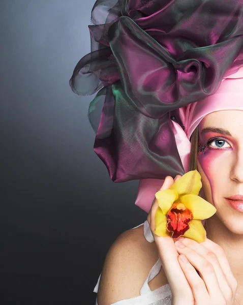 Jovem senhora com orquídeas — Fotografia de Stock