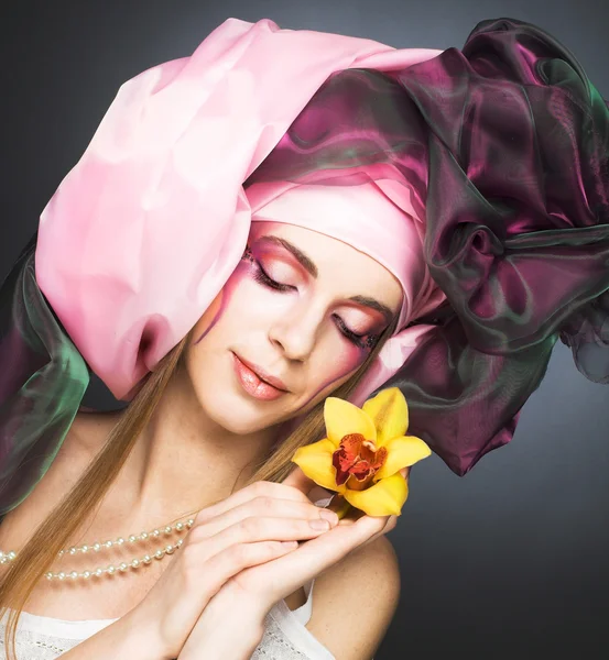 Junge Dame mit Orchideen — Stockfoto