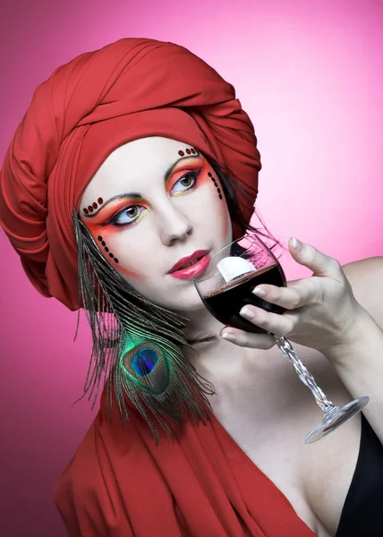 Femme en turban rouge avec panache de paon — Photo