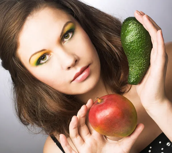 Frau mit Früchten — Stockfoto