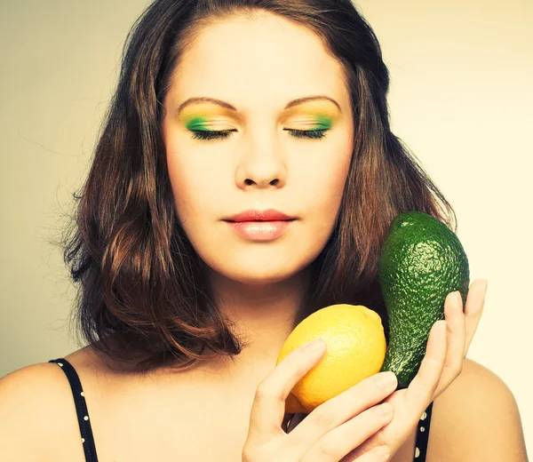 Vrouw met fruit — Stockfoto