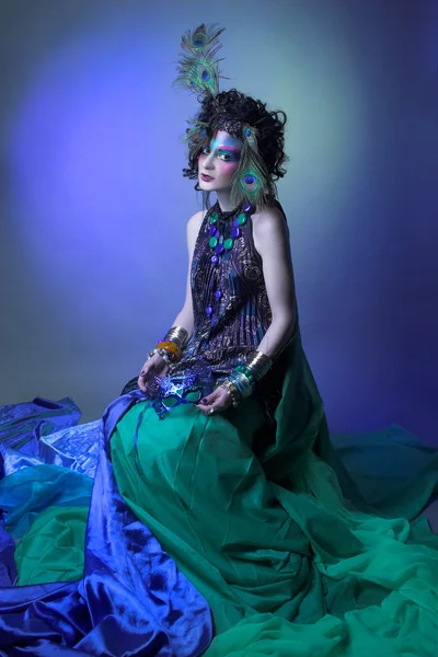 Vrouw in peacock afbeelding. — Stockfoto