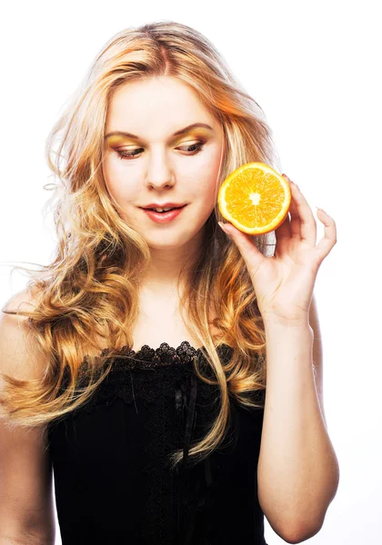 Jong meisje met sinaasappel — Stockfoto
