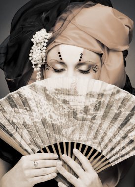 fan ile genç bayan