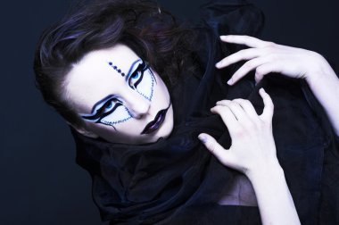 eşarp genç bir bayanla