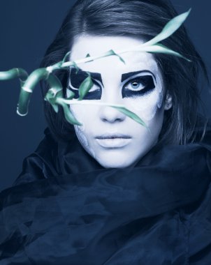 bambu ile genç kadın