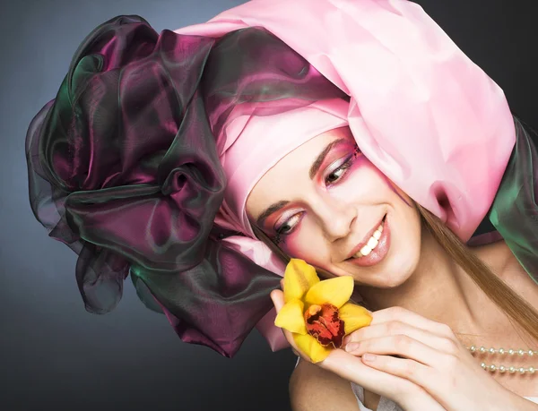 Jovem senhora com orquídeas — Fotografia de Stock