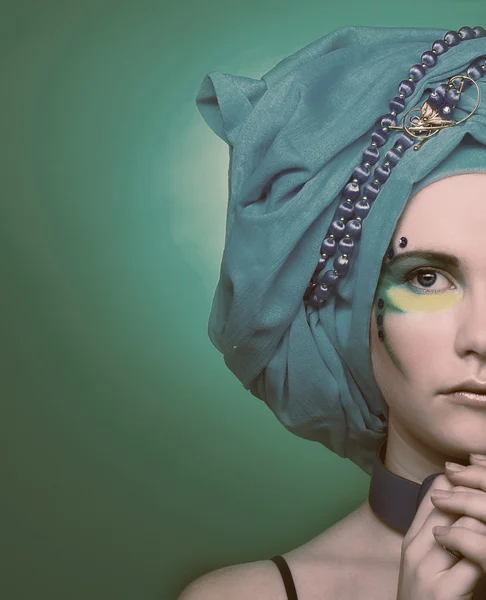 Jovem mulher em turbante azul — Fotografia de Stock