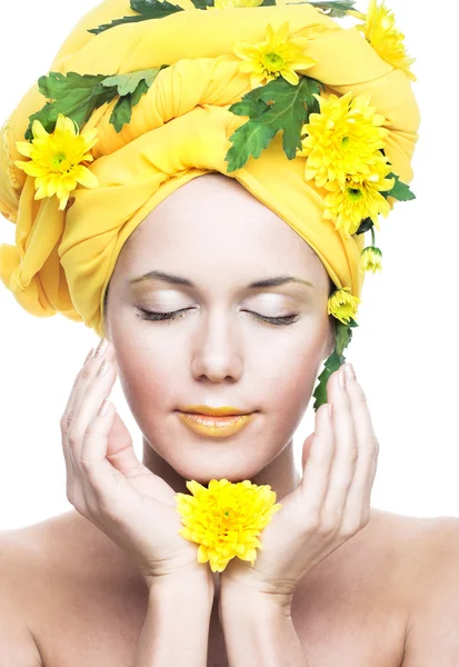 Meisje en gele bloemen — Stockfoto
