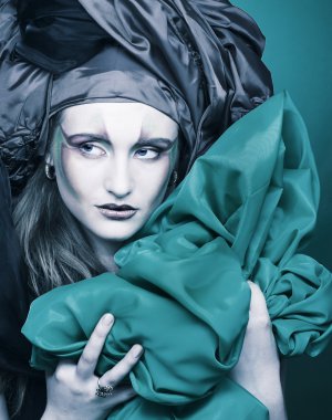 kadın ve yeşil kumaş