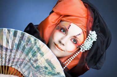 fan ile genç bayan