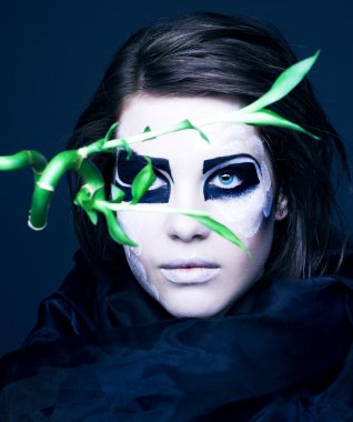 bambu ile genç kadın