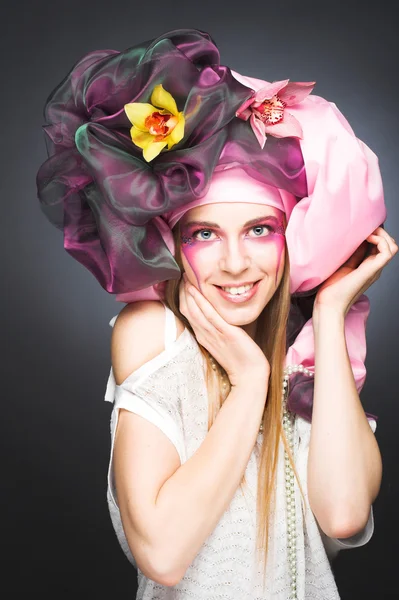 Jovem senhora com orquídeas — Fotografia de Stock