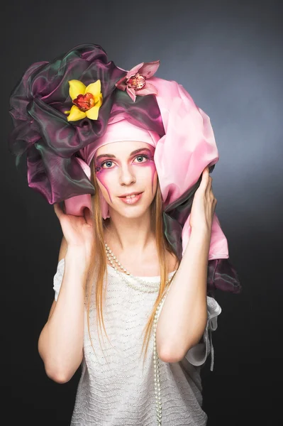 Jovem senhora com orquídeas — Fotografia de Stock