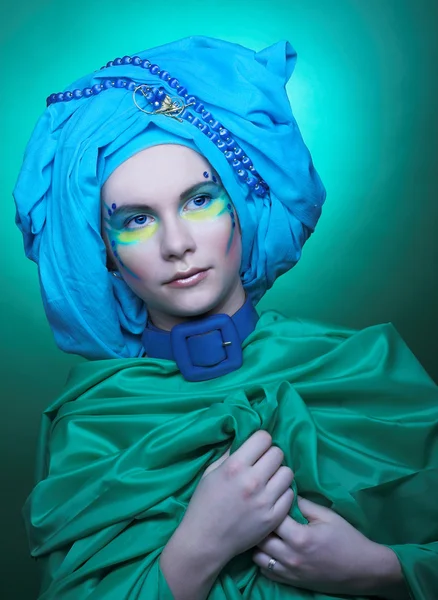 Ung kvinna i blå turban — Stockfoto