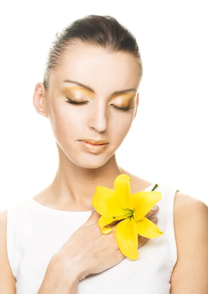 Junge Frau mit gelben Blüten — Stockfoto